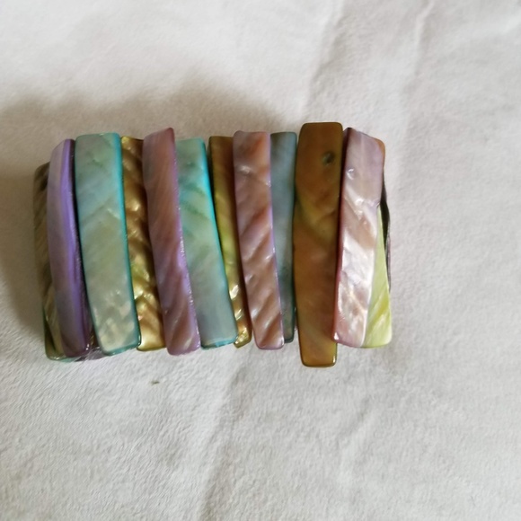 Mother of Pearl Bracelet - Picture 2 of 4